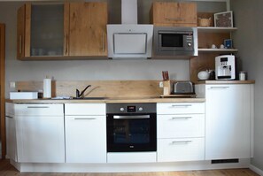 Kühlschrank, Mikrowelle, Ofen, Geschirrspüler