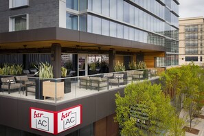 2 restaurants, breakfast, lunch, dinner served; American cuisine - AC Hotel Austin-University (Austin)