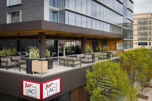 2 restaurants, breakfast, lunch, dinner served; American cuisine 