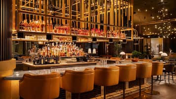 2 restaurantes, se sirven desayunos, comidas, cenas y cocina americana