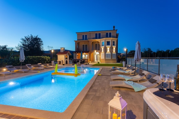 Una piscina al aire libre, una piscina climatizada