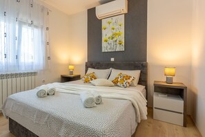 4 bedrooms, in-room safe, desk, iron/ironing board