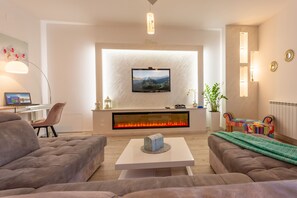 Smart-TV, Kamin, Videospiele, DVD-Player