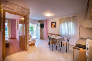 Apartamento, planta baja | Zona de estar | Una televisión