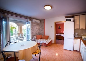 Apartamento, 2 habitaciones | Zona de estar | Una televisión