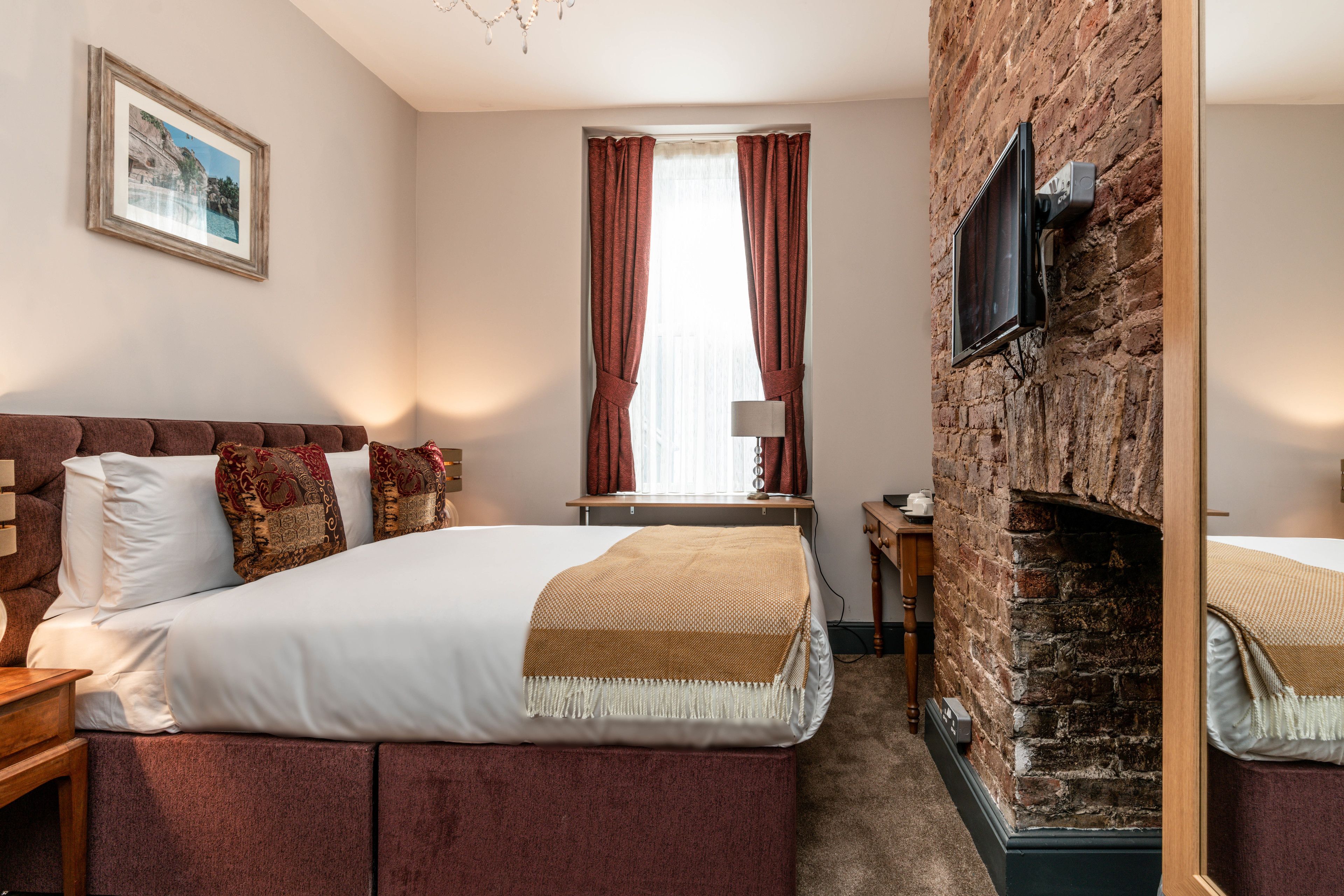 Cozy Double | Egyptian cotton sheets, premium bedding, iron/ironing board, free WiFi