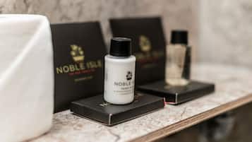 Quarto casal standard | Comodidades do banheiro | Chuveiro, produtos de toalete de grife, secador de cabelo