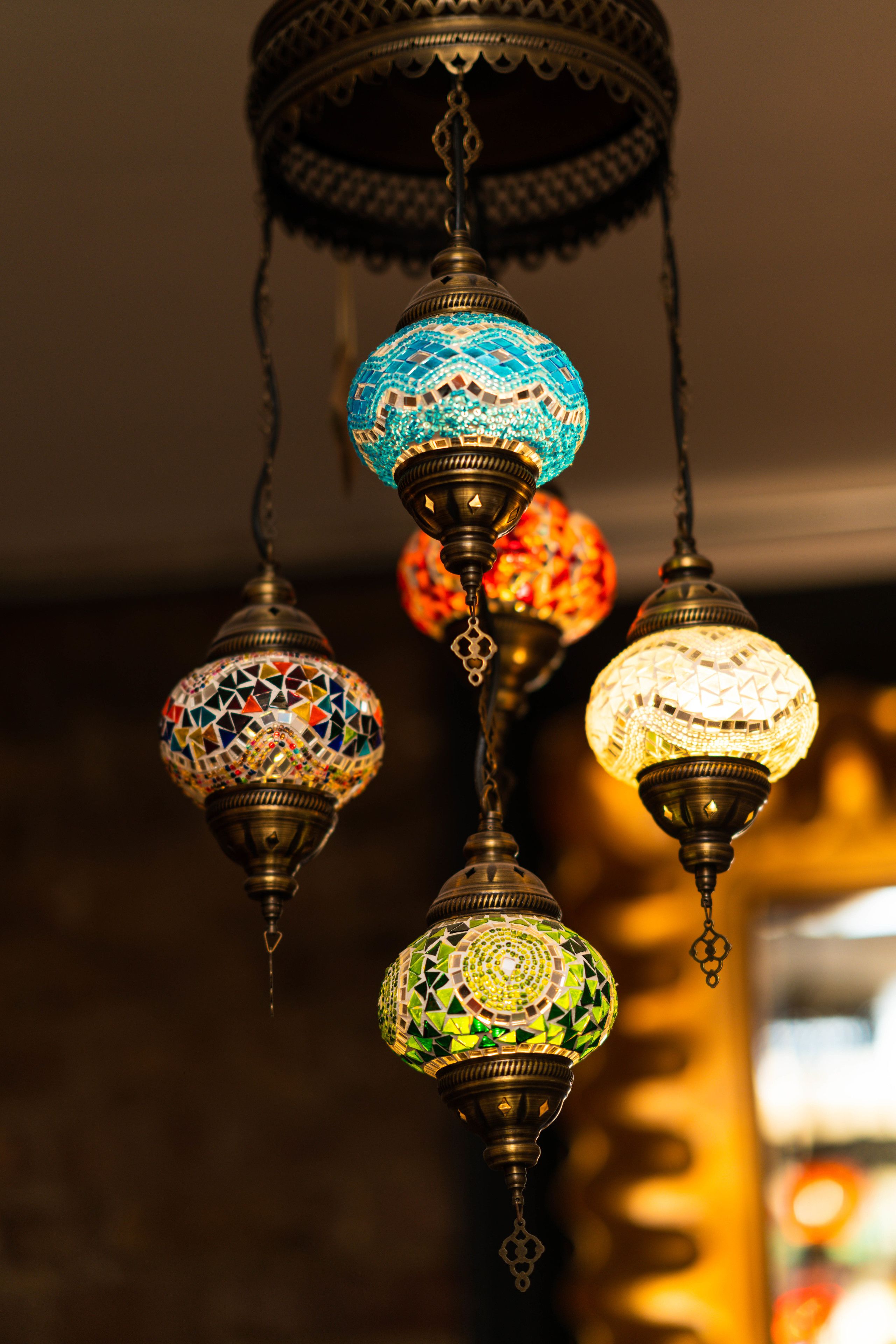 Varias lámparas decorativas colgantes con intrincados diseños de mosaico.