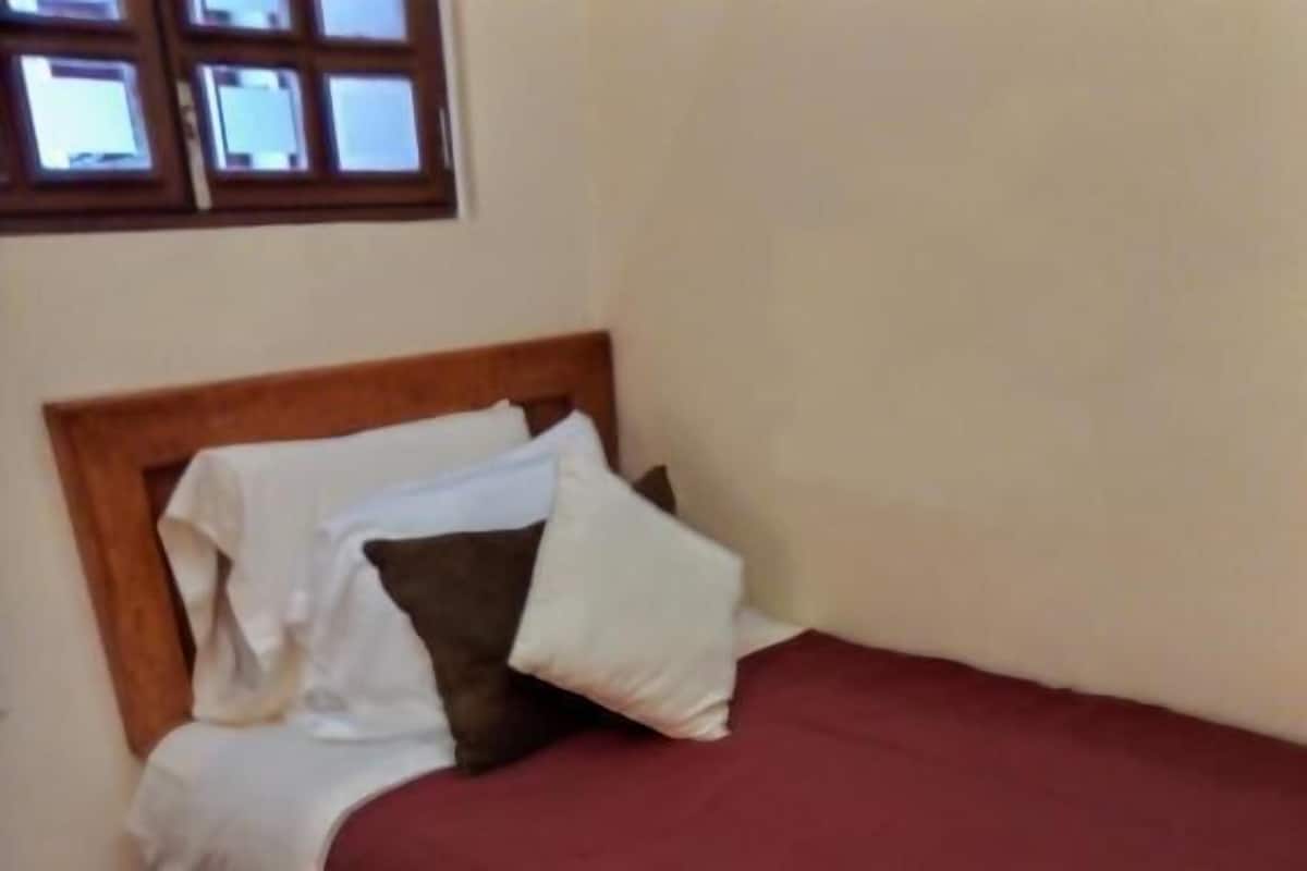 Quarto solteiro econômico | 1 quarto, Wi-Fi de cortesia, roupa de cama