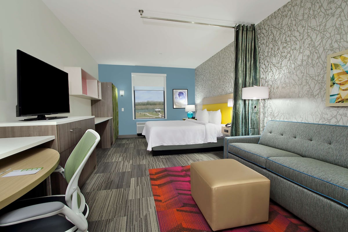 1 bedroom, desk, laptop workspace, blackout drapes