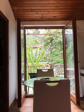 Estudio clásico | Cocina privada | Refrigerador, tetera eléctrica y artículos de limpieza