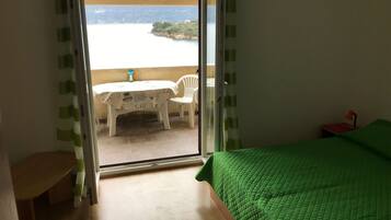 Family Studio | Individually decorated, desk, free WiFi, bed sheets