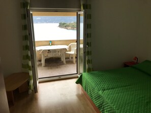 Estudio familiar | Decoración personalizada, escritorio, wifi gratis y ropa de cama