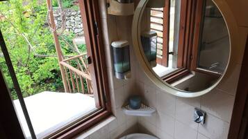 Classic Studio | Bathroom | Towels, toilet paper