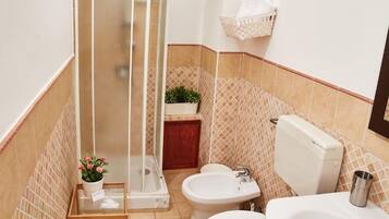 Dusche, Bidet, Handtücher