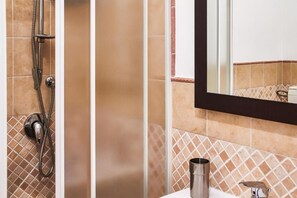 Douche, bidet, serviettes fournies