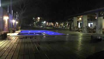 Hồ bơi ngoài trời, ghế dài tắm nắng