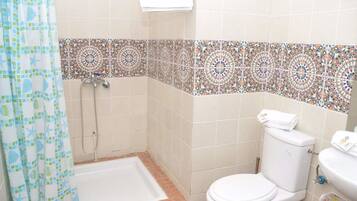 Chambre Simple | Salle de bain | Douche, serviettes fournies, savon, papier toilette