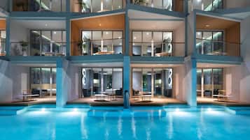 7 outdoor pools, pool loungers