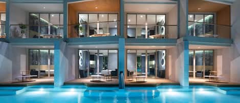7 outdoor pools, sun loungers