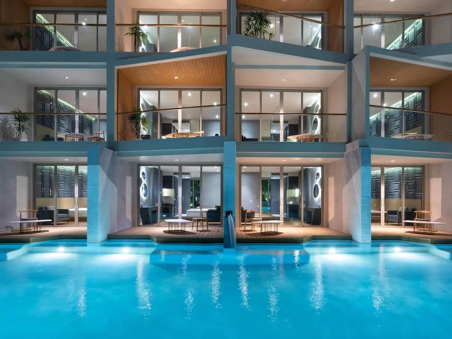 7 outdoor pools, sun loungers