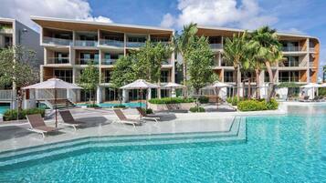 7 piscines extérieures, chaises longues