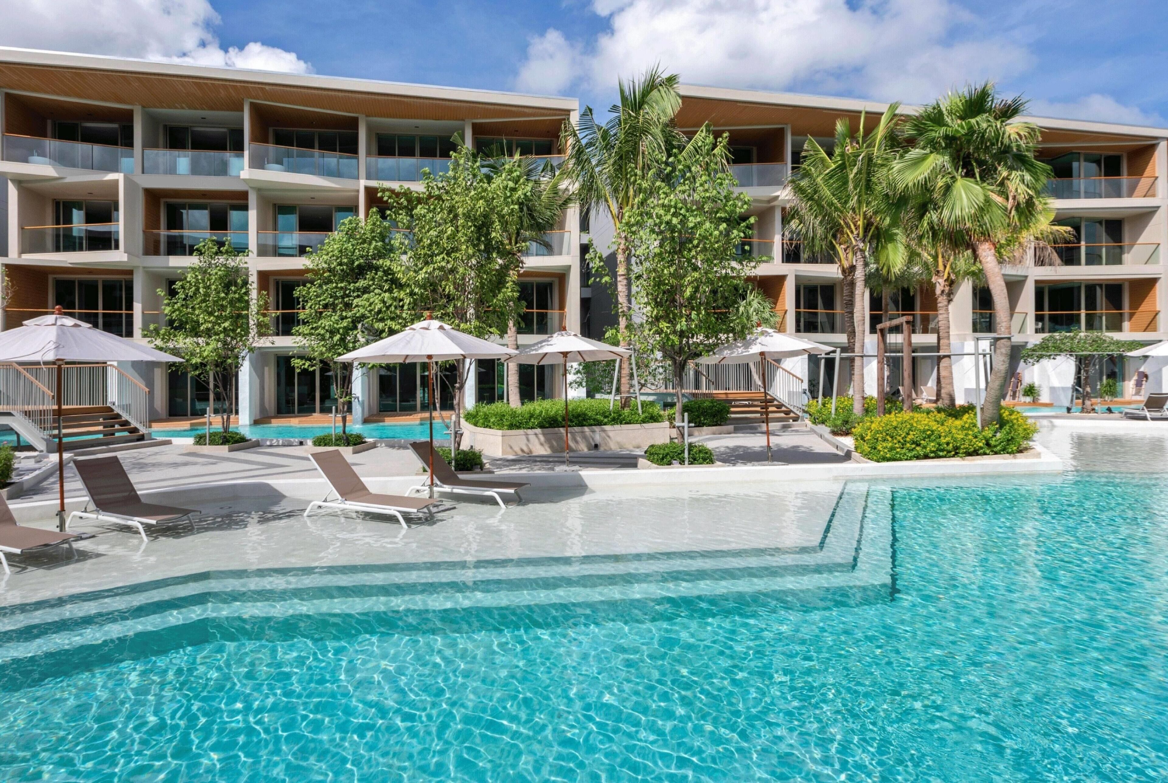 7 outdoor pools, sun loungers