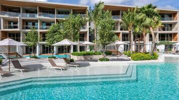 7 outdoor pools, sun loungers