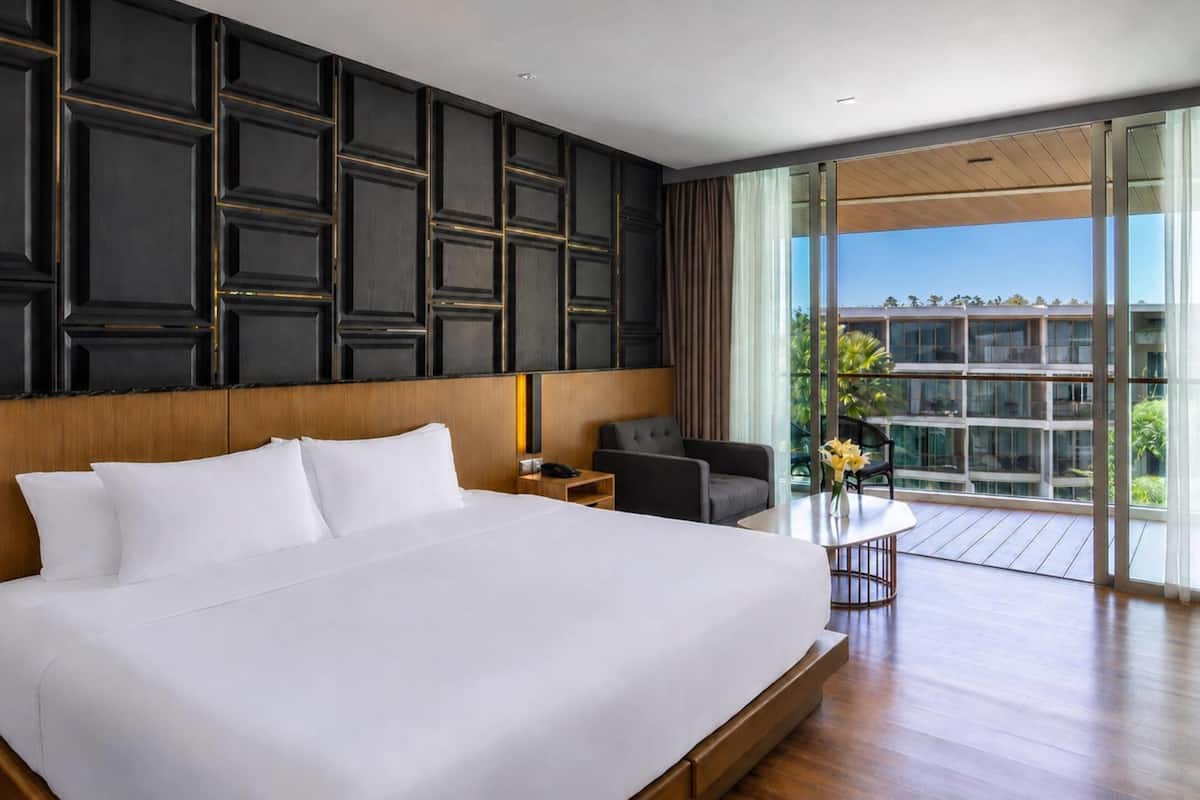 Habitación Deluxe, 1 cama de matrimonio grande, no fumadores, vistas a la piscina | Caja fuerte, escritorio, espacio para trabajar con un portátil