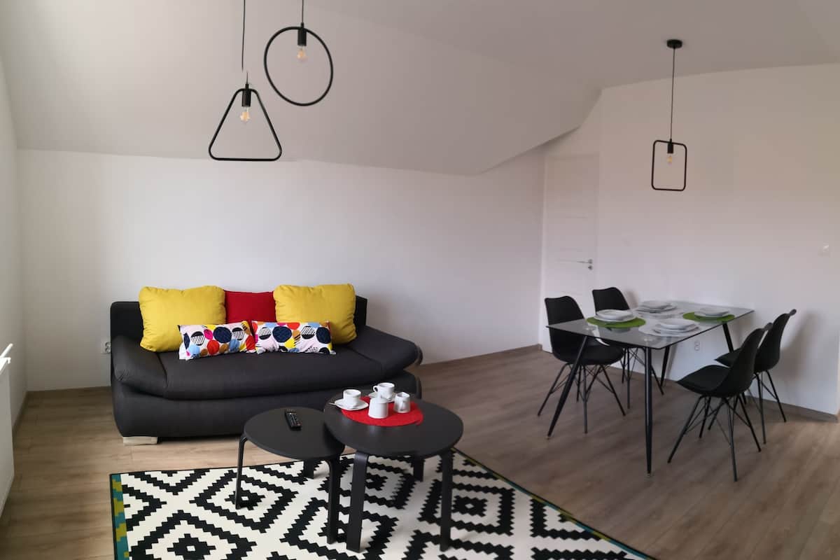 Departamento, 1 habitación (Attic) | Área de sala de estar | Televisión LCD