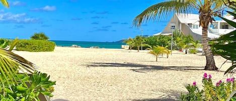 Na praia, espreguiçadeiras, toalhas de praia