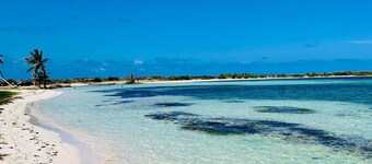 On the beach, swimming pools, sea view! Magnificent 2 bedrooms King beds 2 baths 2 wc