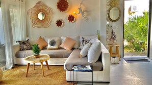 Ein modernes Wohnzimmer mit einer Couch, einem Couchtisch und Wanddekoration.
