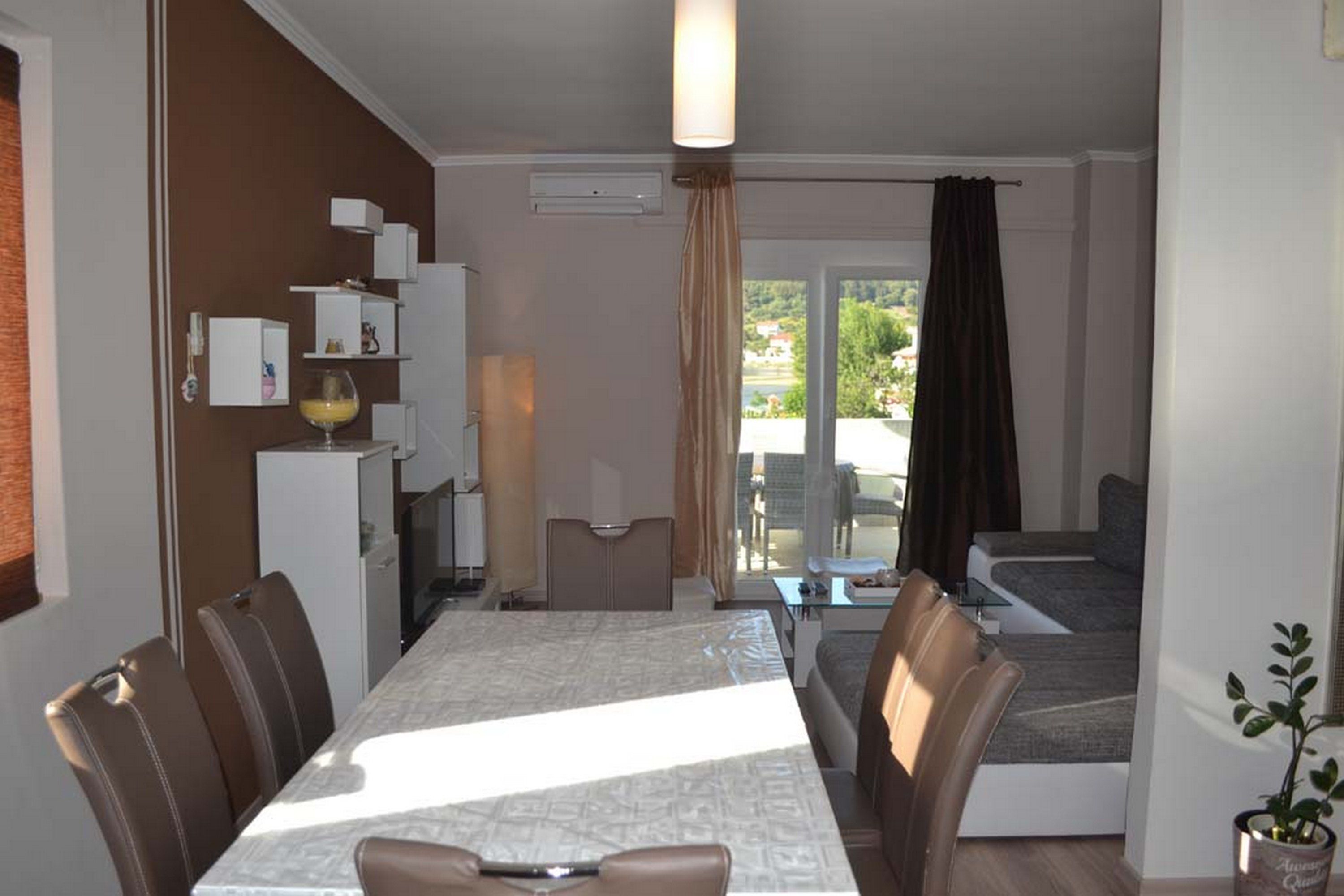 Familienapartment (1) | Essbereich im Zimmer