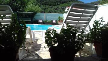 2 outdoor pools, pool loungers