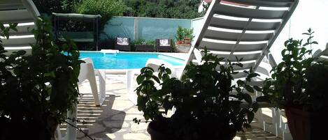 2 outdoor pools, pool loungers