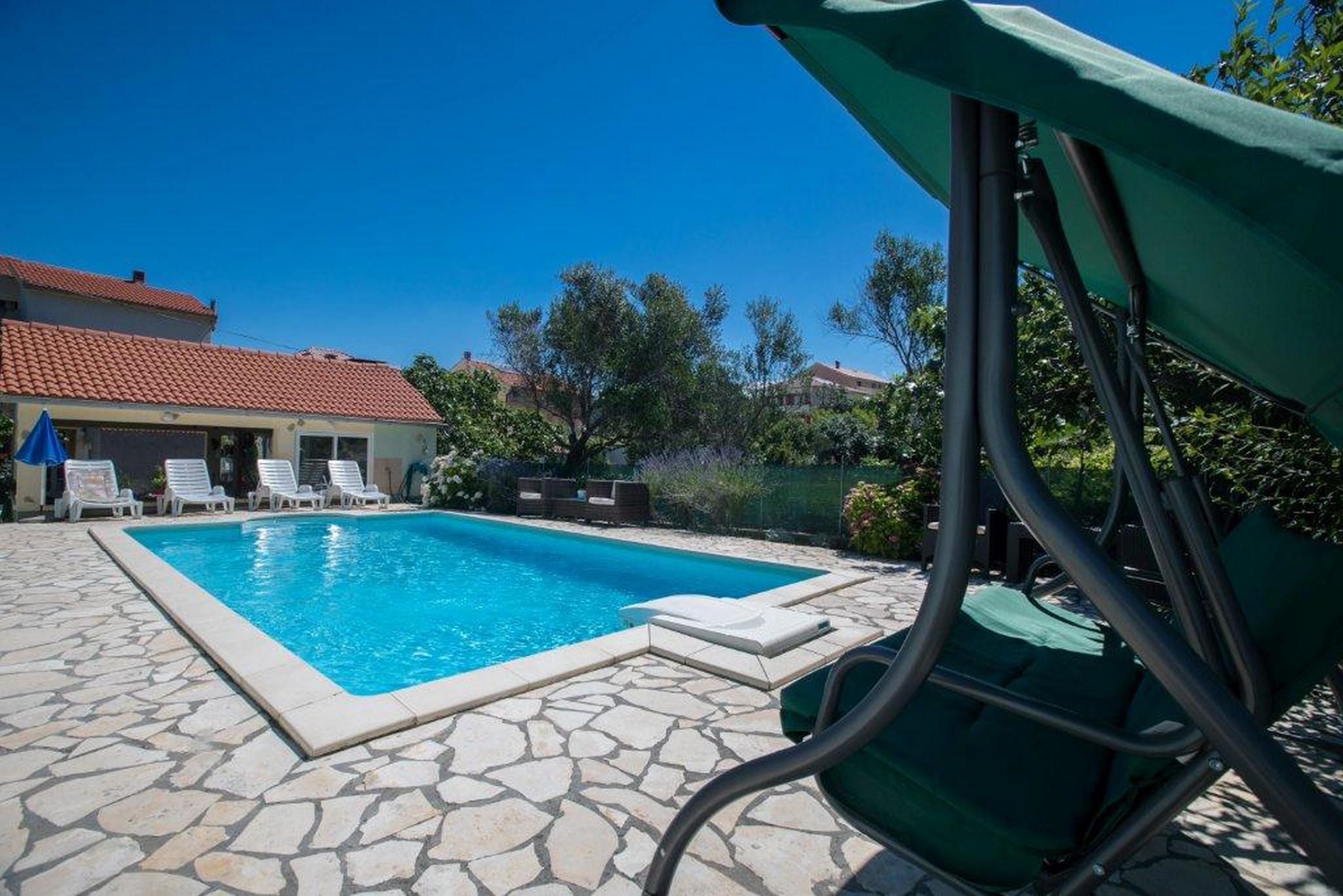 2 outdoor pools, pool loungers