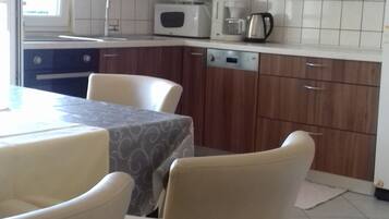 Apartment, 2 Bedrooms (3) | In-room dining