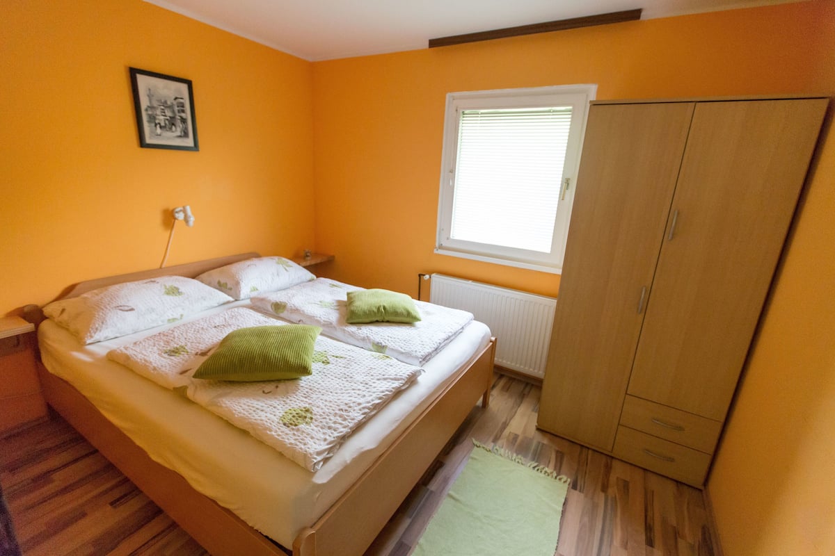 Tabla de planchar con plancha, wifi gratis y ropa de cama 