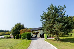 Pintu masuk properti