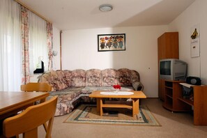 Apartemen, 1 kamar tidur (Aqua) | Area keluarga | TV layar datar