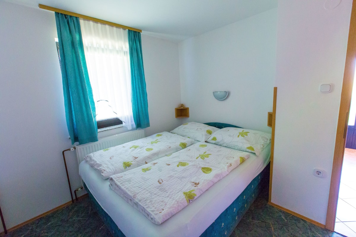 Tabla de planchar con plancha, wifi gratis y ropa de cama 