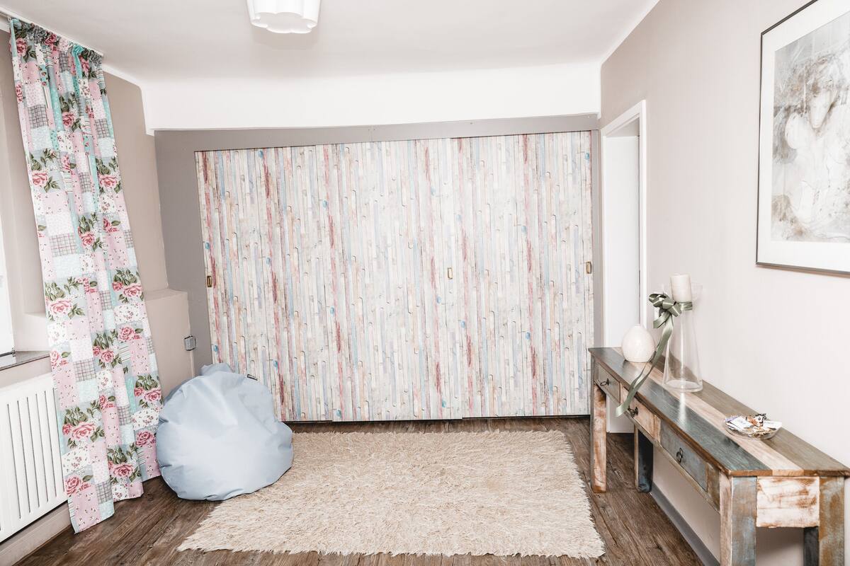 Klassieke kamer, 2 slaapkamers | Woonruimte | Flatscreentelevisie
