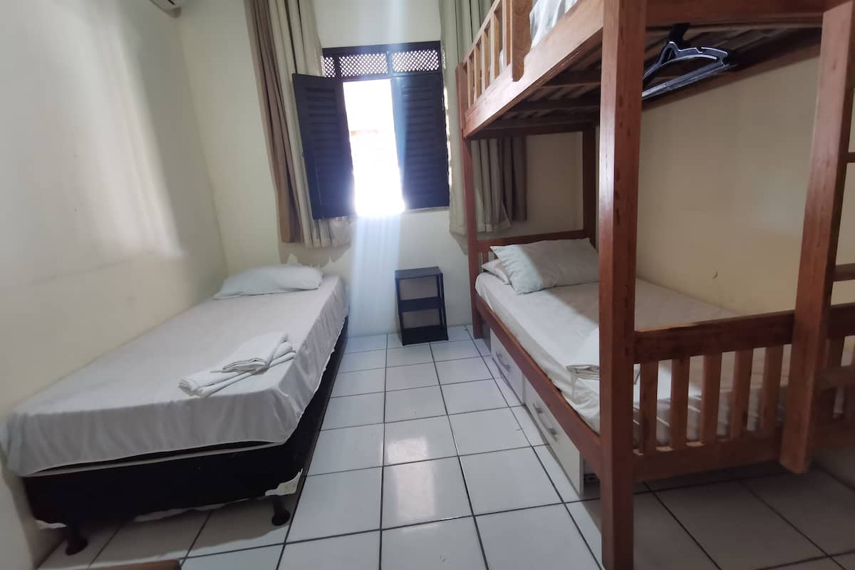 Dormitório Triplo | 1 bedroom, desk, free WiFi, bed sheets