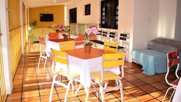 Free buffet breakfast on weekdays