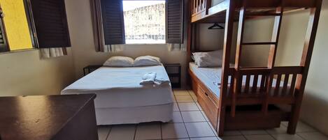 Escritorio, wifi gratis y ropa de cama