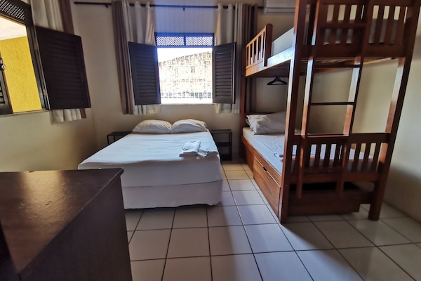 Escritorio, wifi gratis y ropa de cama