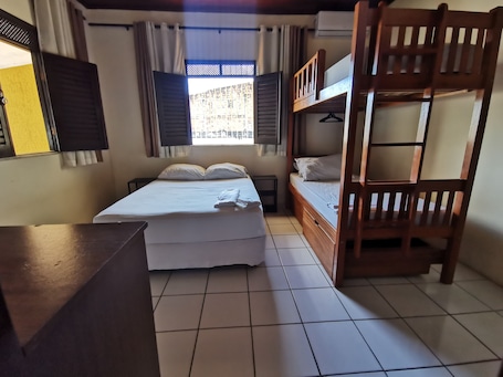 Suíte Quádrupla | 办公桌、免费 WiFi、床单