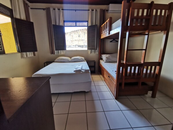 Suíte Quádrupla | Desk, free WiFi, bed sheets - SOS Hostel (Camaçari)