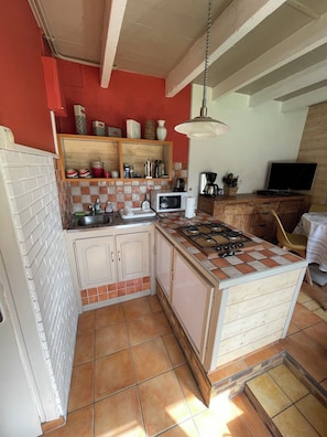 Geladeira, micro-ondas, cooktop, cafeteira/chaleira